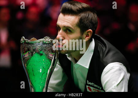 York, UK. 4. Dezember 2016. Mark Selby von England feiert nach dem Endspiel mit Ronnie O'Sullivan von England bei der Snooker UK Championship in York, Großbritannien am 4. Dezember 2016. Selby gewann 10-7. Bildnachweis: Han Yan/Xinhua/Alamy Live-Nachrichten Stockfoto