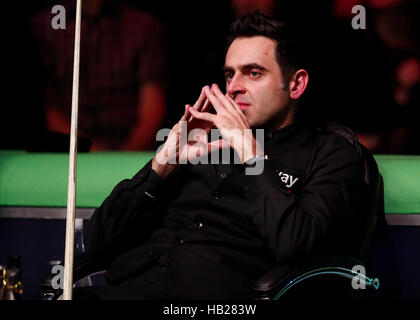 York, UK. 4. Dezember 2016. Ronnie O'Sullivan von England tritt während des letzten Spiels mit Mark Selby von England bei der Snooker UK Championship in York, Großbritannien am 4. Dezember 2016. Bildnachweis: Han Yan/Xinhua/Alamy Live-Nachrichten Stockfoto