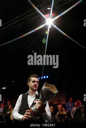 York, UK. 4. Dezember 2016. Mark Selby von England sieht die Trophäe nach dem Endspiel mit Ronnie O'Sullivan von England bei der Snooker UK Championship in York, Großbritannien am 4. Dezember 2016. Selby gewann 10-7. Bildnachweis: Han Yan/Xinhua/Alamy Live-Nachrichten Stockfoto