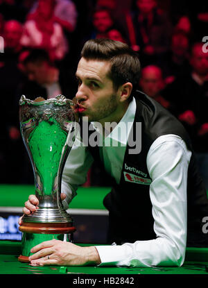 York, UK. 4. Dezember 2016. Mark Selby von England feiert nach dem Endspiel mit Ronnie O'Sullivan von England bei der Snooker UK Championship in York, Großbritannien am 4. Dezember 2016. Selby gewann 10-7. Bildnachweis: Han Yan/Xinhua/Alamy Live-Nachrichten Stockfoto