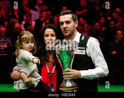 York, UK. 4. Dezember 2016. Mark Selby von England feiert mit seiner Familie nach dem Endspiel mit Ronnie O'Sullivan von England bei der Snooker UK Championship in York, Großbritannien am 4. Dezember 2016. Selby gewann 10-7. Bildnachweis: Han Yan/Xinhua/Alamy Live-Nachrichten Stockfoto