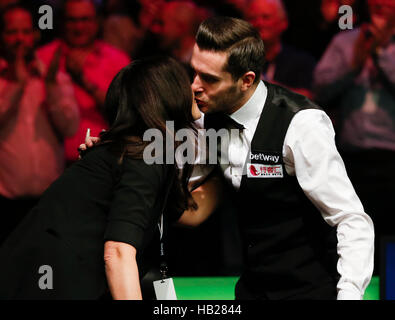 York, UK. 4. Dezember 2016. Mark Selby(R) von England küsst seine Frau nach dem Endspiel mit Ronnie O'Sullivan von England bei der Snooker UK Championship in York, Großbritannien am 4. Dezember 2016. Selby gewann 10-7. Bildnachweis: Han Yan/Xinhua/Alamy Live-Nachrichten Stockfoto