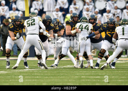 Morgantown, West Virginia, USA. 3. Dezember 2016. Die West Virginia Mountaineers offensive Line Blöcke während eines Spiels gespielt in Mountaineer Field in Morgantown, WV. WVU schlagen Baylor 24-21. © Ken Inness/ZUMA Draht/Alamy Live-Nachrichten Stockfoto