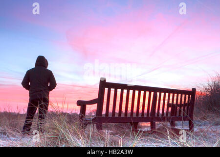 Southport, Merseyside, England. 5. Dezember 2016.  Nach einer kalten & frostigen Nacht überblickt ein Vogelbeobachter das RSPB Feuchtgebiete Naturschutzgebiet Marshside, Southport, als einen schönen Sonnenaufgang über dem Horizont aufgeht.  Bildnachweis: Cernan Elias/Alamy Live-Nachrichten Stockfoto