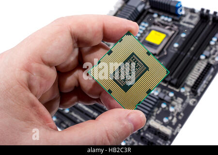 Installation von modernen Computer-Prozessor (CPU) in Motten Stockfoto