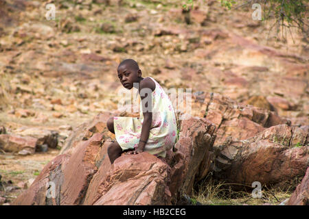 Young-Himba posieren vor der Kamera an den Epupa Falls in Namibia Stockfoto