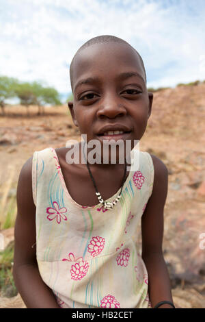 Young-Himba posieren vor der Kamera an den Epupa Falls in Namibia Stockfoto