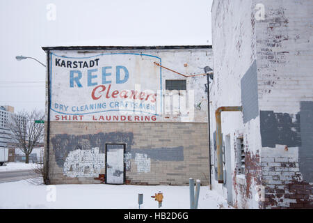 Werbeschild an der Seite eines Gebäudes in Indianapolis, Indiana vor Jahren gemalt. Stockfoto