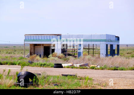 Ein verlassenes Porzellan einseitig Tankstelle auf der Route 66 in West-Texas mit Einschusslöchern. Stockfoto