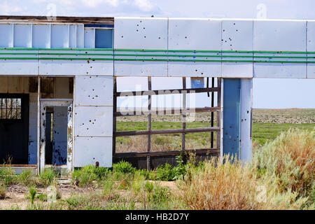 Ein verlassenes Porzellan einseitig Tankstelle auf der Route 66 in West-Texas mit Einschusslöchern. Stockfoto