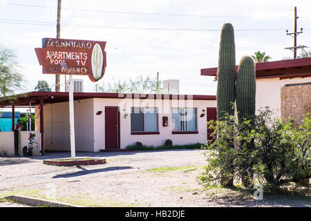 Altes vergessene Motel in Tucson Arizona hat auf harte Zeiten gefallen. Stockfoto