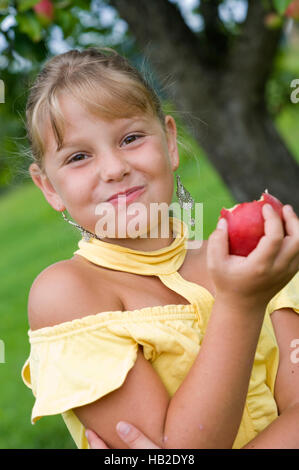 Mädchen einen Apfel essen Stockfoto