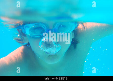 Jungen unter Wasser tauchen Schutzbrille tragen Stockfoto