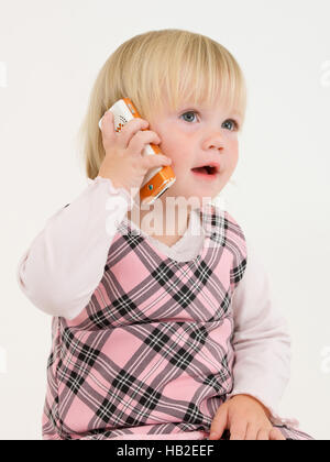 Kleines Mädchen auf einem Handy telefonieren Stockfoto
