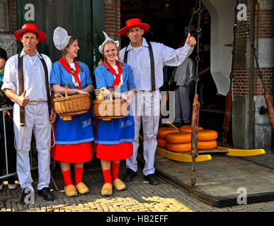 Holländischer Käse Mädchen, Kaasmeisje, Tracht, Käse Träger, Käse Markt, Alkmaar, Holland, Niederlande Stockfoto