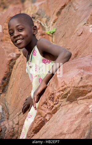 Young-Himba posieren vor der Kamera an den Epupa Falls in Namibia Stockfoto