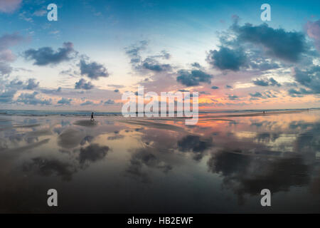 Blick auf den Sonnenuntergang am Strand von Matapalo mit Silhouette von Menschen, die einen Spaziergang, Costa Rica. Matapalo liegt in der südlichen Pazifikküste. Die wichtigsten Stockfoto