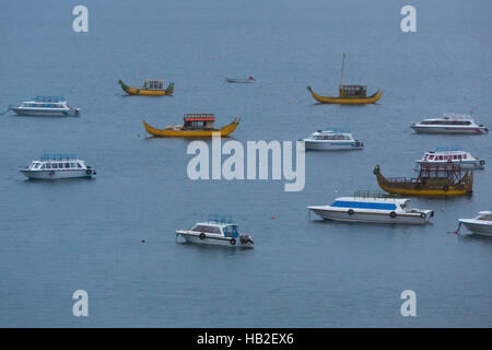 Ausflugsboote verankert auf dem Titicaca-See in Copacabana, Bolivien Stockfoto