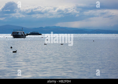 COPACABANA, Bolivien, Januar 13: Luftaufnahme des touristischen Boote verankert in der Bucht von Copacabana am Titicaca-See in den frühen Morgenstunden. Bolivien-2015 Stockfoto