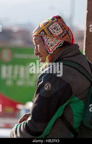 CUSCO, PERU, Januar 15: Peruanische senior woman mit traditionellen Kleidern sitzen in einem Park in Cusco. Peru-2015 Stockfoto