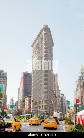 Gelben Taxis an der 5th Avenue in New York City Stockfoto