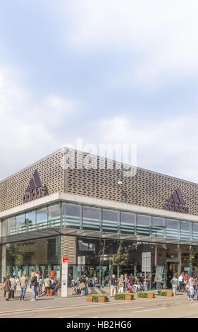 Adidas Outlet Fabrikverkauf Stockfoto