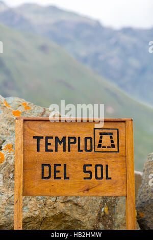 PISAC, PERU, JANUAR 15: Nahaufnahme auf Holzschild mit dem Tempel der Sonne (Templo Del Sol) in spanischer Sprache auf den Pisac Inka Ruinen in der Nähe von Cusco. Peru Stockfoto