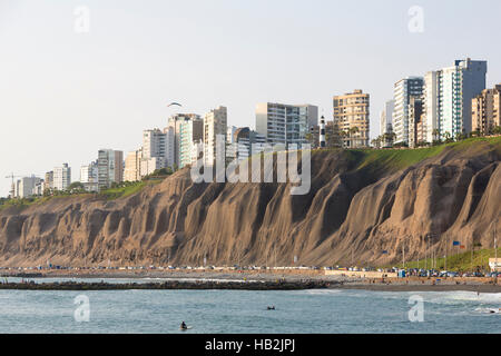 Miraflores mit Wohngebäuden und Menschen am Strand, Lima Stockfoto