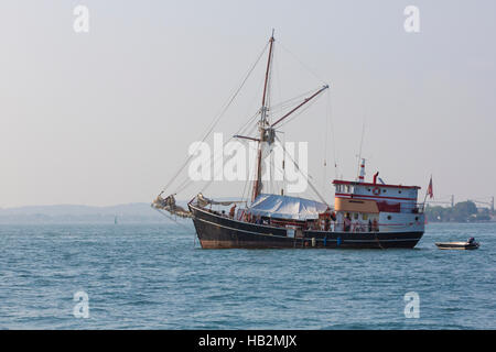 CARTAGENA, Kolumbien, Januar 8: Großen Passagier-Segelschiff in der Bucht von Cartagena mit klarem Himmel und Touristen an Bord verankert. Kolumbien-2015 Stockfoto