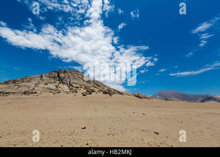 Ariden Anden Berglandschaft in Trujillo vor einem strahlend blauen Himmel. Peru Stockfoto