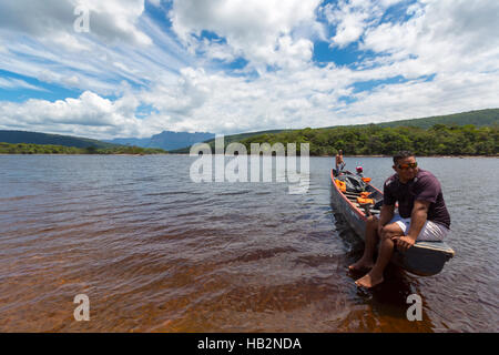 CANAIMA, VENEZUELA, APRIL 10: Indianischer einheimischer Führer, der sich auf einem traditionellen hölzernen Kanu im Caroni River im Canaima National Park, Venezuela, ausruht Stockfoto