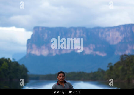 CANAIMA, VENEZUELA, APRIL 11: Portrait eines indianischen einheimischen Führers bei der Arbeit am traditionellen hölzernen Kanu im Caroni River im Canaima National Park Stockfoto