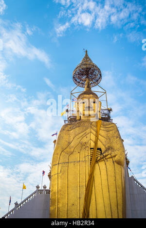 Große stehende Buddha am Wat Intharawihan Tempel, Bangkok Stockfoto