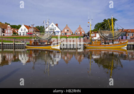 Krabbenkutter im Hafen von Greetsiel Stockfoto