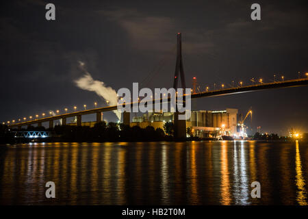 Köhlbrandbrücke bei Nacht, Hamburg Stockfoto