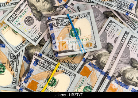 Haufen Geld in Dollar Bargeld Banknoten auf Oberfläche Stockfoto