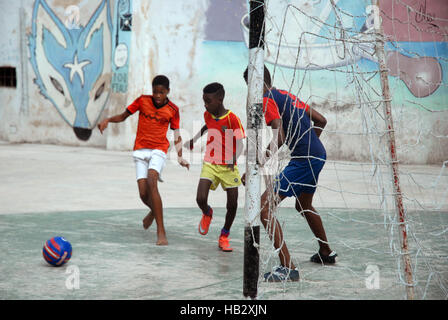 Kinder spielen Fußball auf den Straßen von Havanna, Kuba. Stockfoto