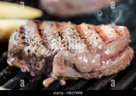 gestreifte Steak auf dem Grill hautnah Stockfoto