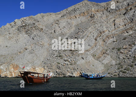 Dhaus in einem Fjord von Musandam, Oman Stockfoto