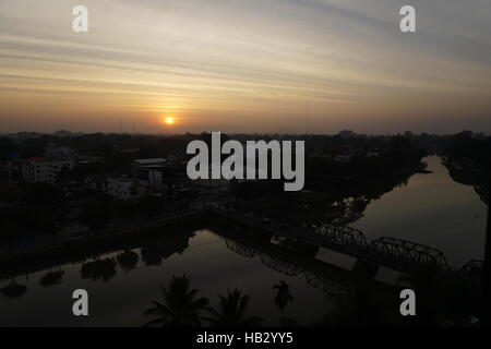 Sonnenaufgang über Mae Ping Fluss, Chiang Mai Stockfoto