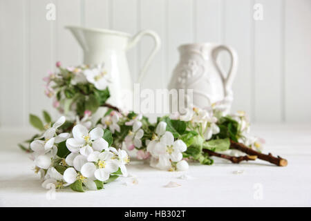 Apfel Baum Zweige in einer vase Stockfoto