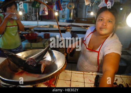 Fischhändler am Markt befindet sich im Zentrum von Cebu City in der Nähe von Ayala Mall, Cebu, Philippinen. Stockfoto