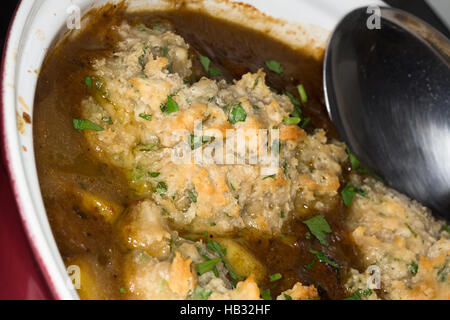 Eine Nahaufnahme von hausgemachten Suet Knödel auf Rindfleisch-Eintopf. Stockfoto