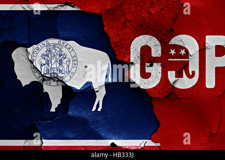 Flagge von Wyoming und GOP auf rissige Wand gemalt Stockfoto