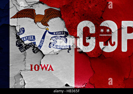 Flagge von Iowa und Gop auf rissige Wand gemalt Stockfoto