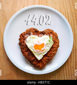 Herzförmige Hackfleisch Steak mit Spiegelei. Stockfoto