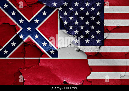 Flagge von Mississippi und USA auf rissige Wand gemalt Stockfoto