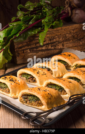 Szczecin Gebäck-deep-fried Hefeteig gefüllt mit Fleisch oder vegetarisch-Füllung. Stockfoto