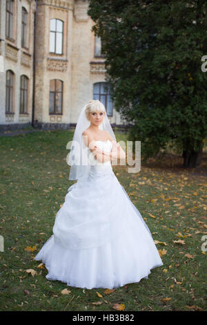 Blonde Braut im weißen Kleid Stockfoto