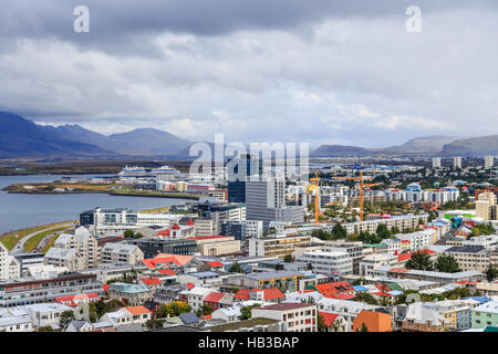 Mit Blick auf Reykjavik Island von der Spitze der Kirche Hallgrímskirkja Stockfoto